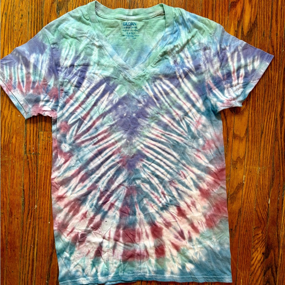 Gildan Pastel Tie-Dye V-Neck Shirt